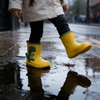 Niña usando botas de Mario amarillas en un día lluvioso en Santiago de Chile