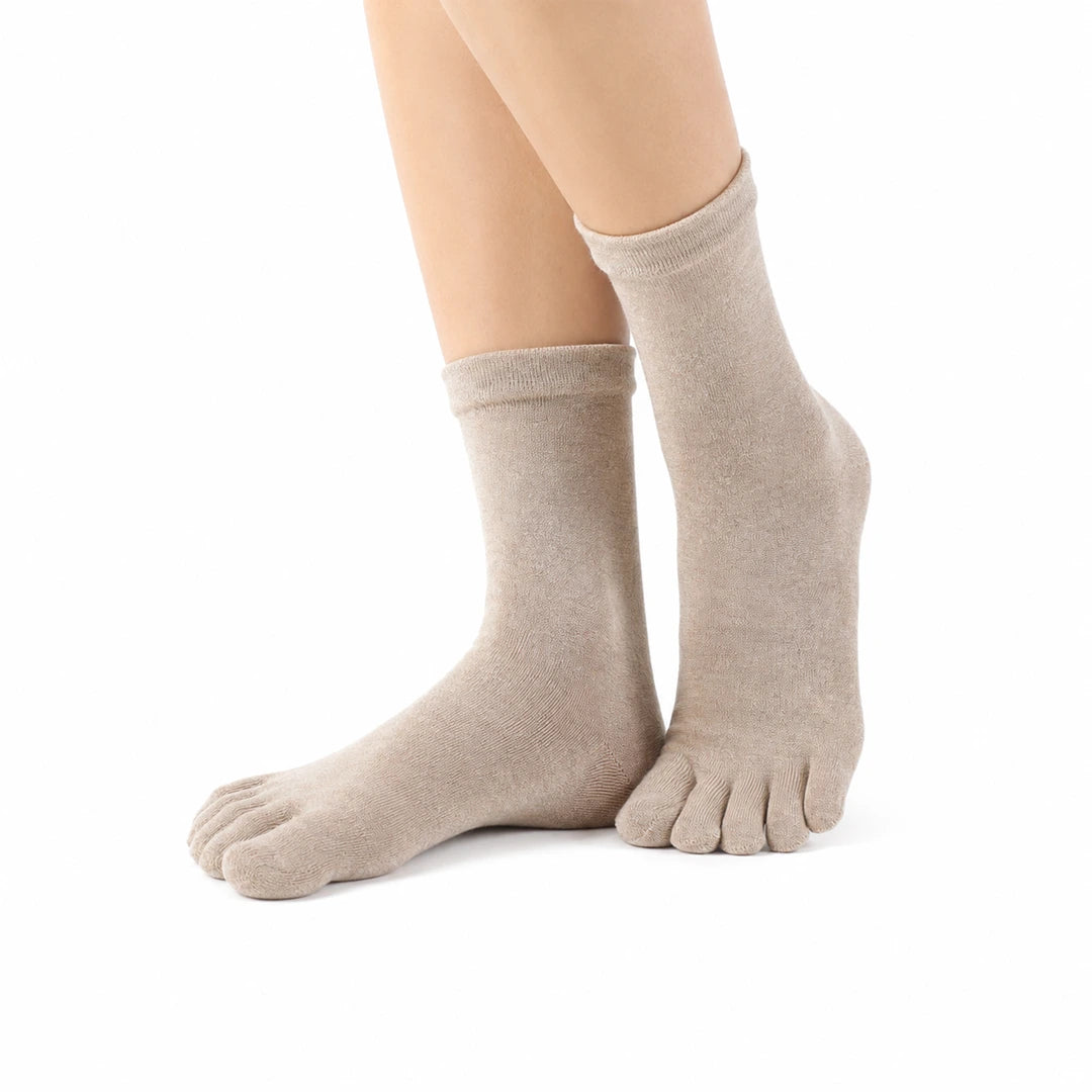 Calcetines para yoga de dedos separados en color beige Saguaro, medias largas correctoras que alivian el dolor de pies y juanetes en Chile.