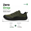 Primer plano del tejido técnico resistente de zapatilla outdoor verde.
