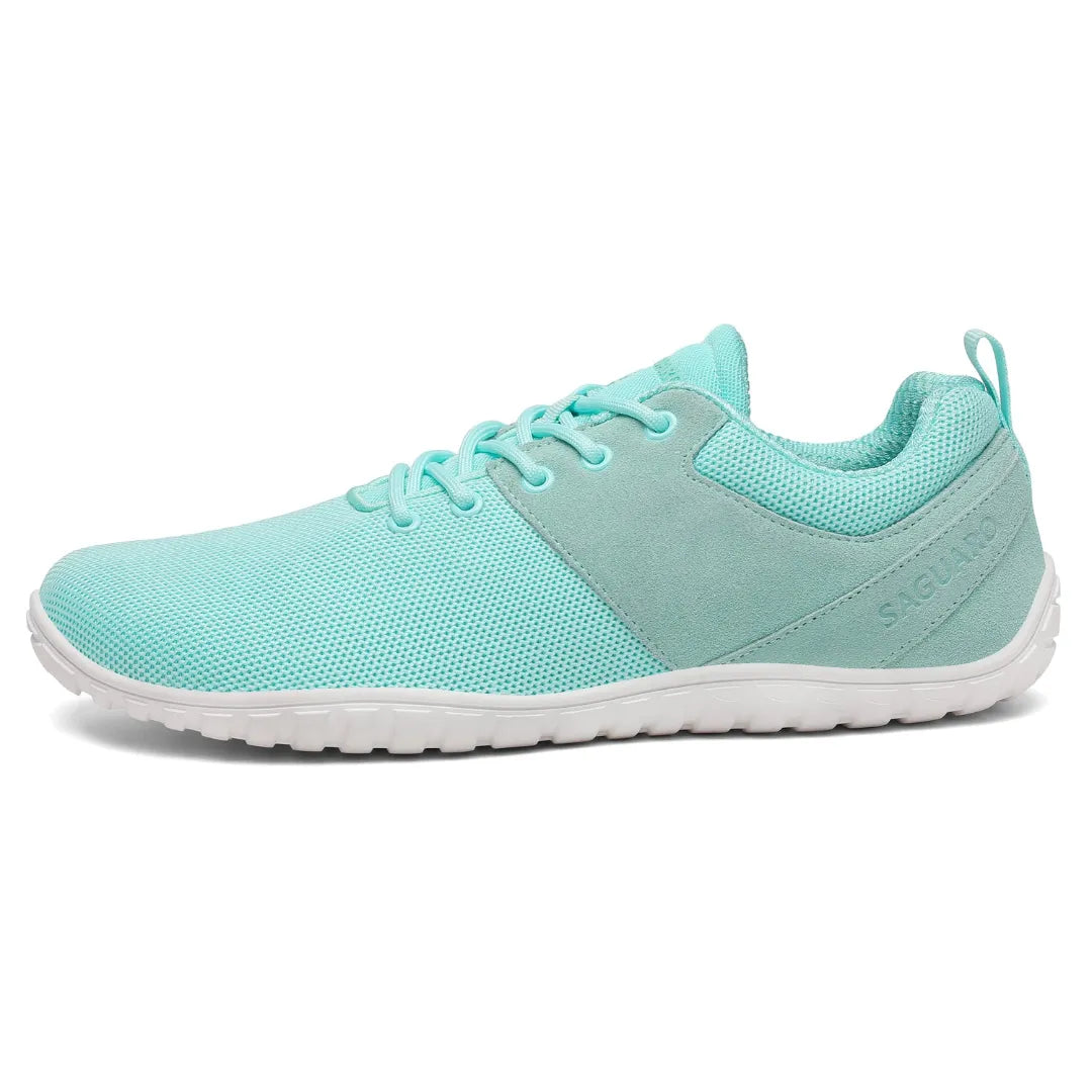 Zapatilla barefoot turquesa con detalles de gamuza, uso urbano.