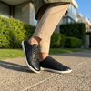 MOKA cuero negro trama mujer en uso — zapato barefoot artesanal textura lifestyle Chile