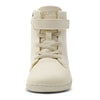 Detalle frontal de la bota con cordones elásticos beige