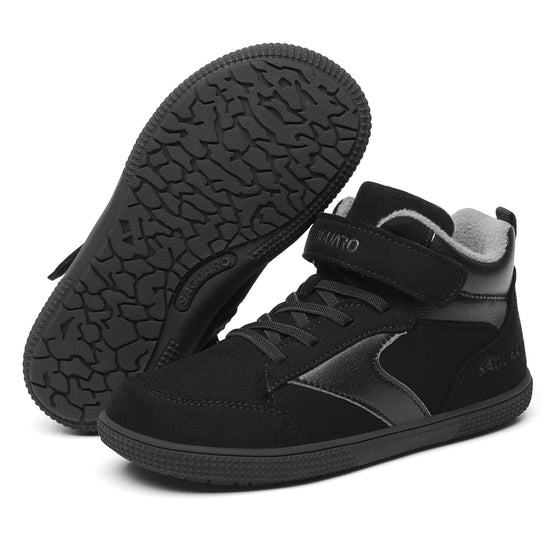 Zapatillas anchas escolares Saguaro Kids Wonderland I negras con suela flexible.