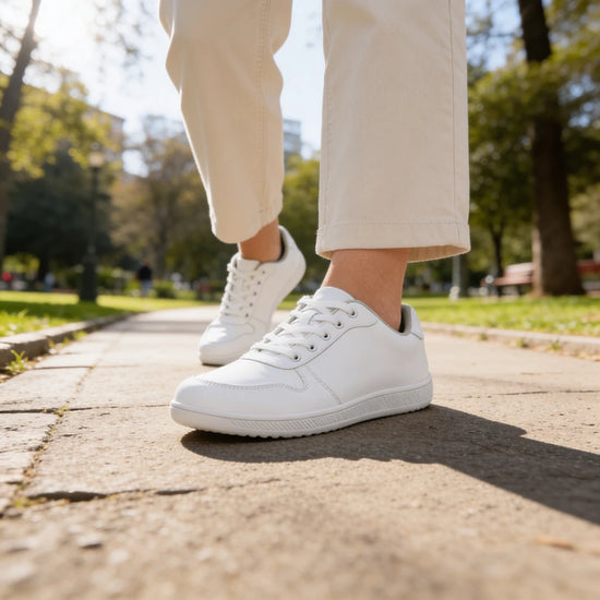 Zapatos ergonómicos blancos ZZFABER Easy I en movimiento, mostrando la libertad  y la suela antideslizante en Chile.